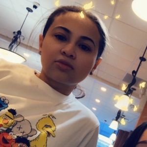 Meet your Posher, Larissa